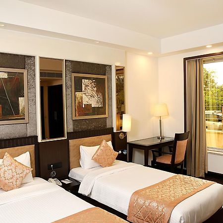 Inde Hotel Vista Woods Huda City Centre, グルガウン エクステリア 写真