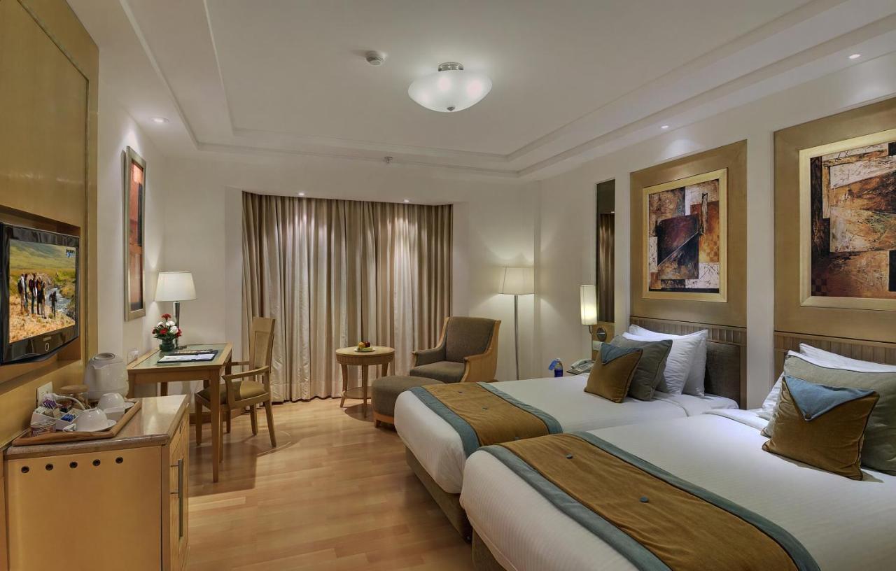 Inde Hotel Vista Woods Huda City Centre, グルガウン エクステリア 写真