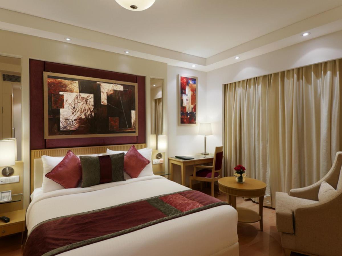 Inde Hotel Vista Woods Huda City Centre, グルガウン エクステリア 写真