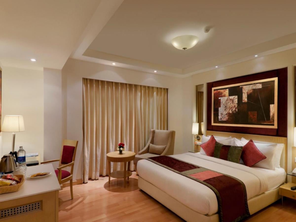 Inde Hotel Vista Woods Huda City Centre, グルガウン エクステリア 写真