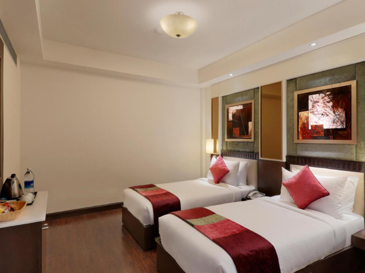 Inde Hotel Vista Woods Huda City Centre, グルガウン エクステリア 写真