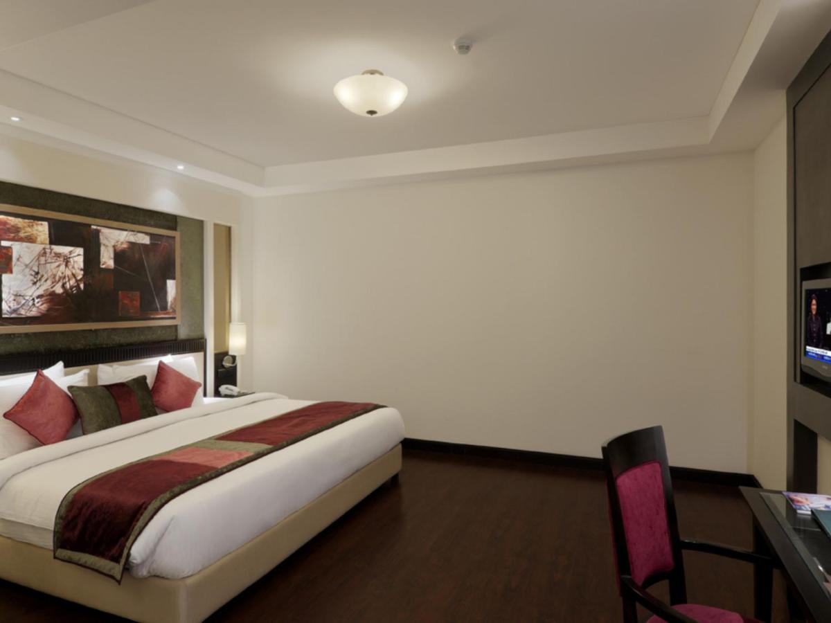 Inde Hotel Vista Woods Huda City Centre, グルガウン エクステリア 写真