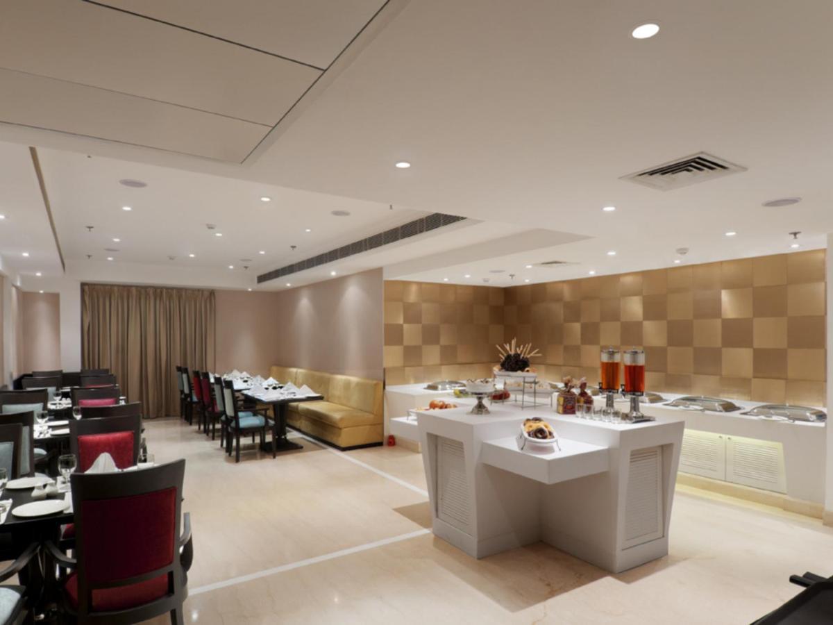 Inde Hotel Vista Woods Huda City Centre, グルガウン エクステリア 写真