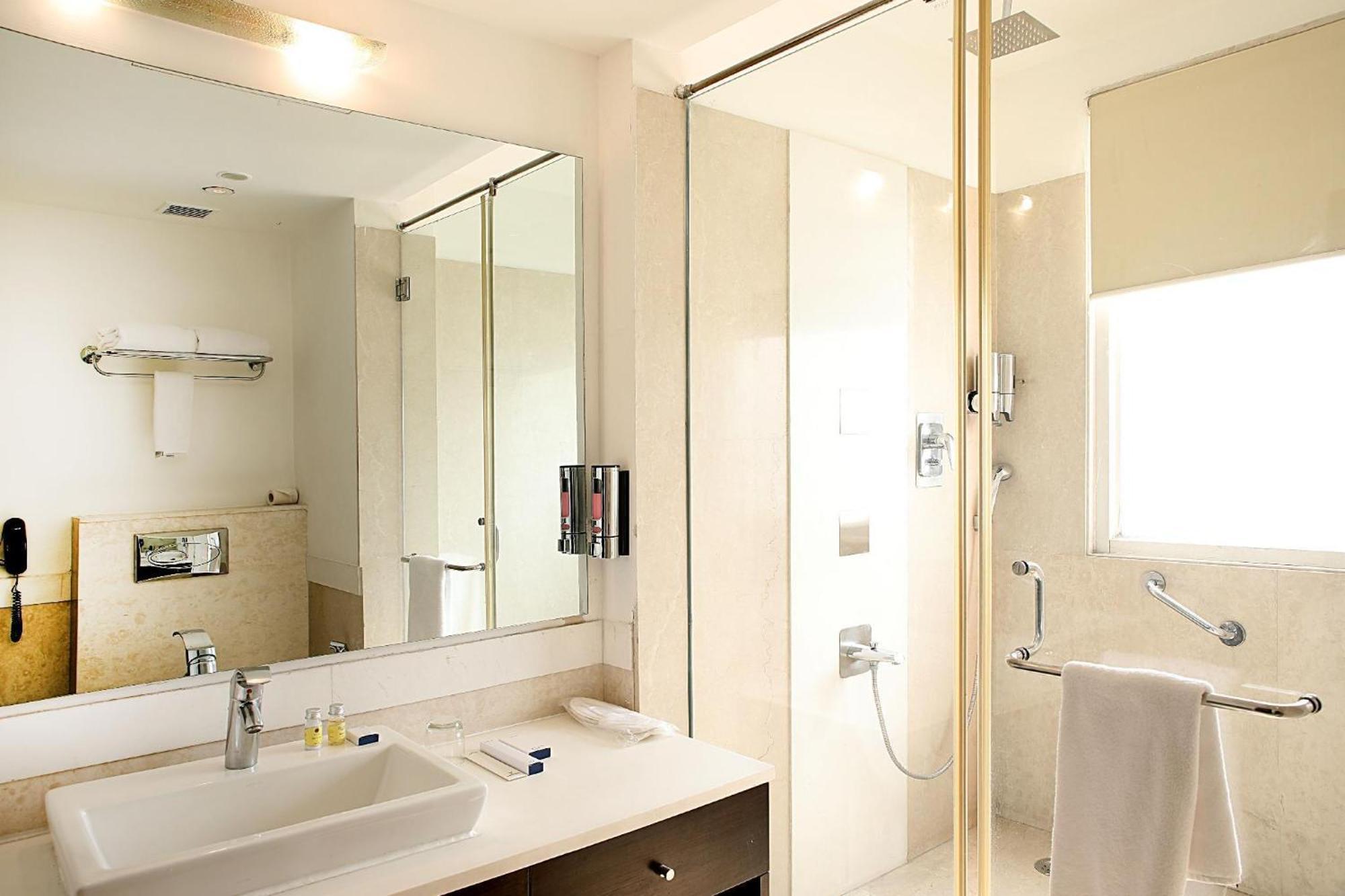 Inde Hotel Vista Woods Huda City Centre, グルガウン エクステリア 写真