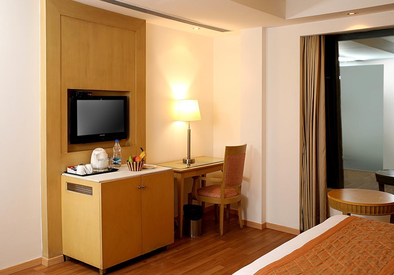 Inde Hotel Vista Woods Huda City Centre, グルガウン エクステリア 写真