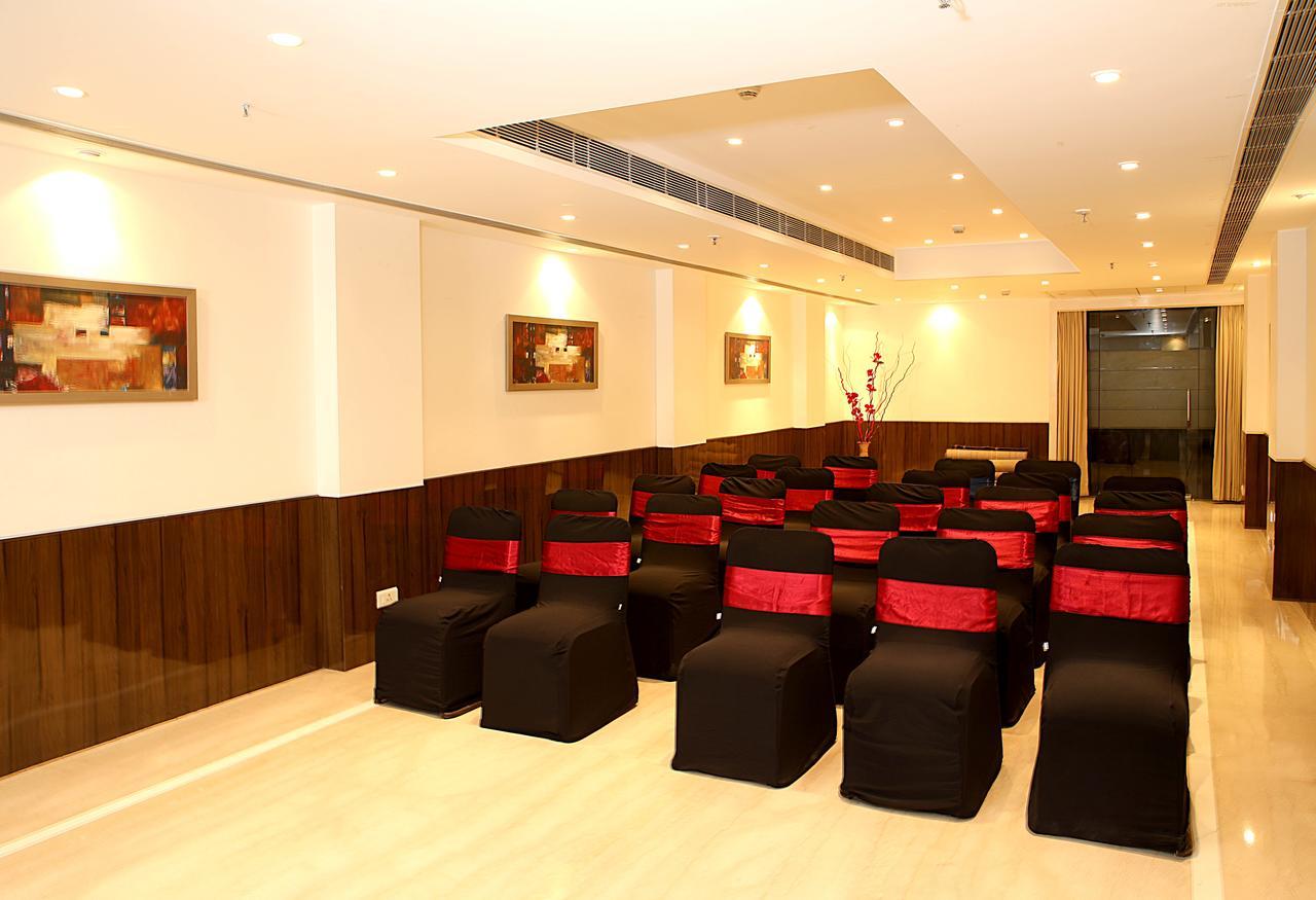 Inde Hotel Vista Woods Huda City Centre, グルガウン エクステリア 写真