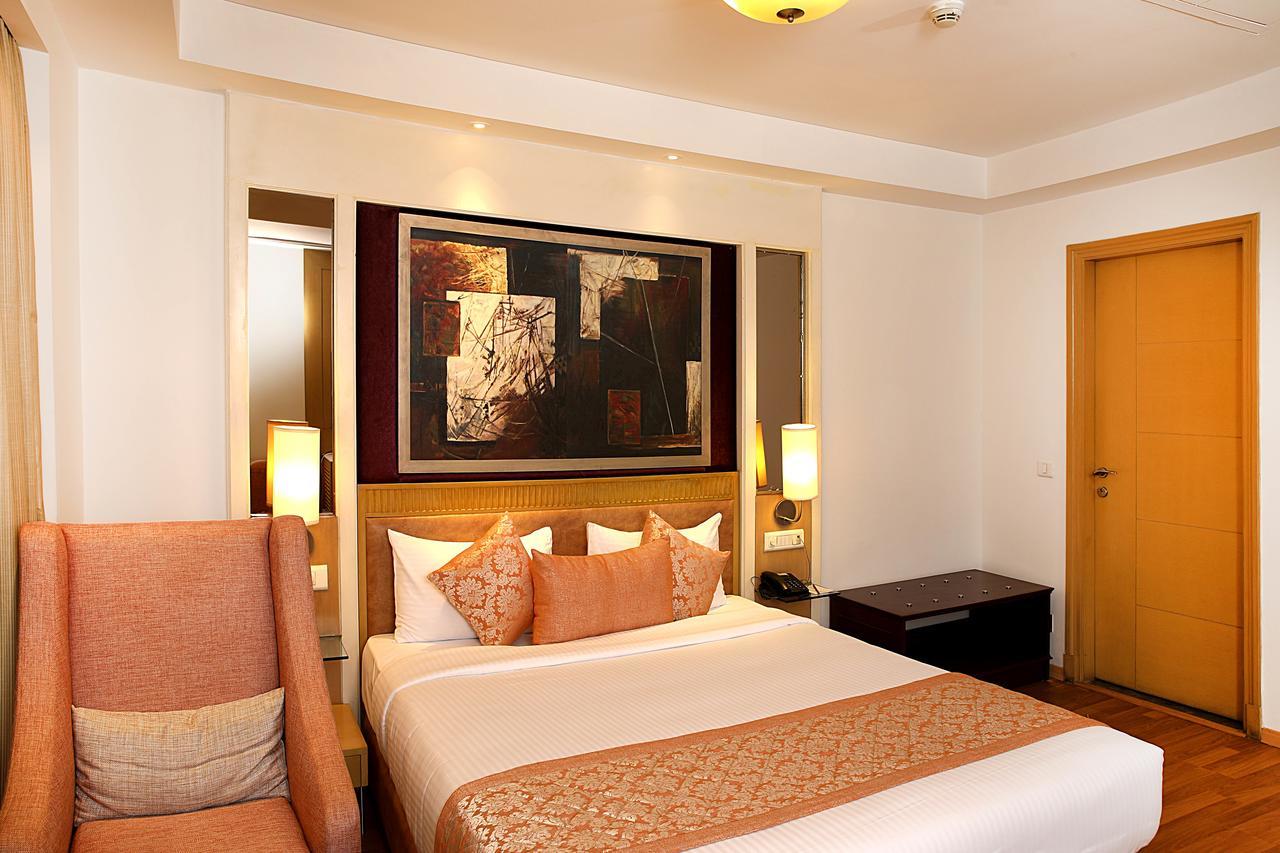 Inde Hotel Vista Woods Huda City Centre, グルガウン エクステリア 写真