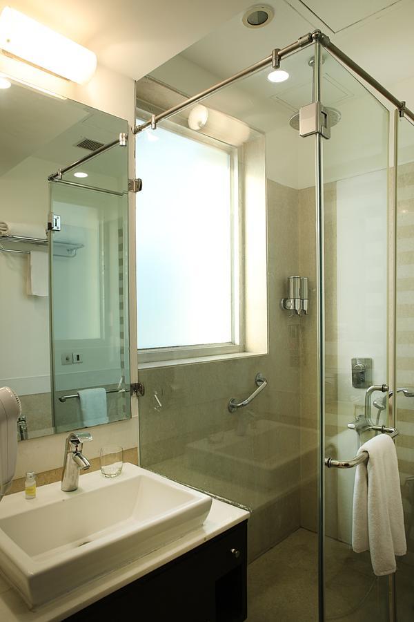 Inde Hotel Vista Woods Huda City Centre, グルガウン エクステリア 写真