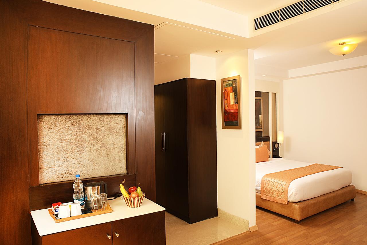 Inde Hotel Vista Woods Huda City Centre, グルガウン エクステリア 写真