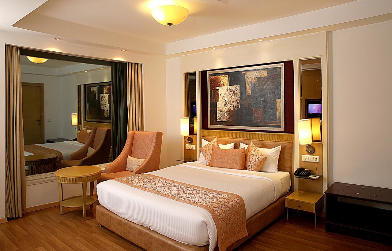 Inde Hotel Vista Woods Huda City Centre, グルガウン エクステリア 写真