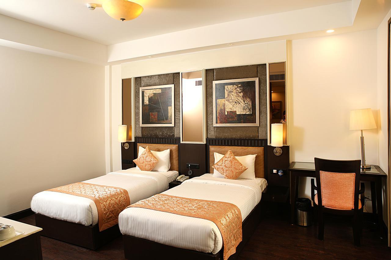 Inde Hotel Vista Woods Huda City Centre, グルガウン エクステリア 写真