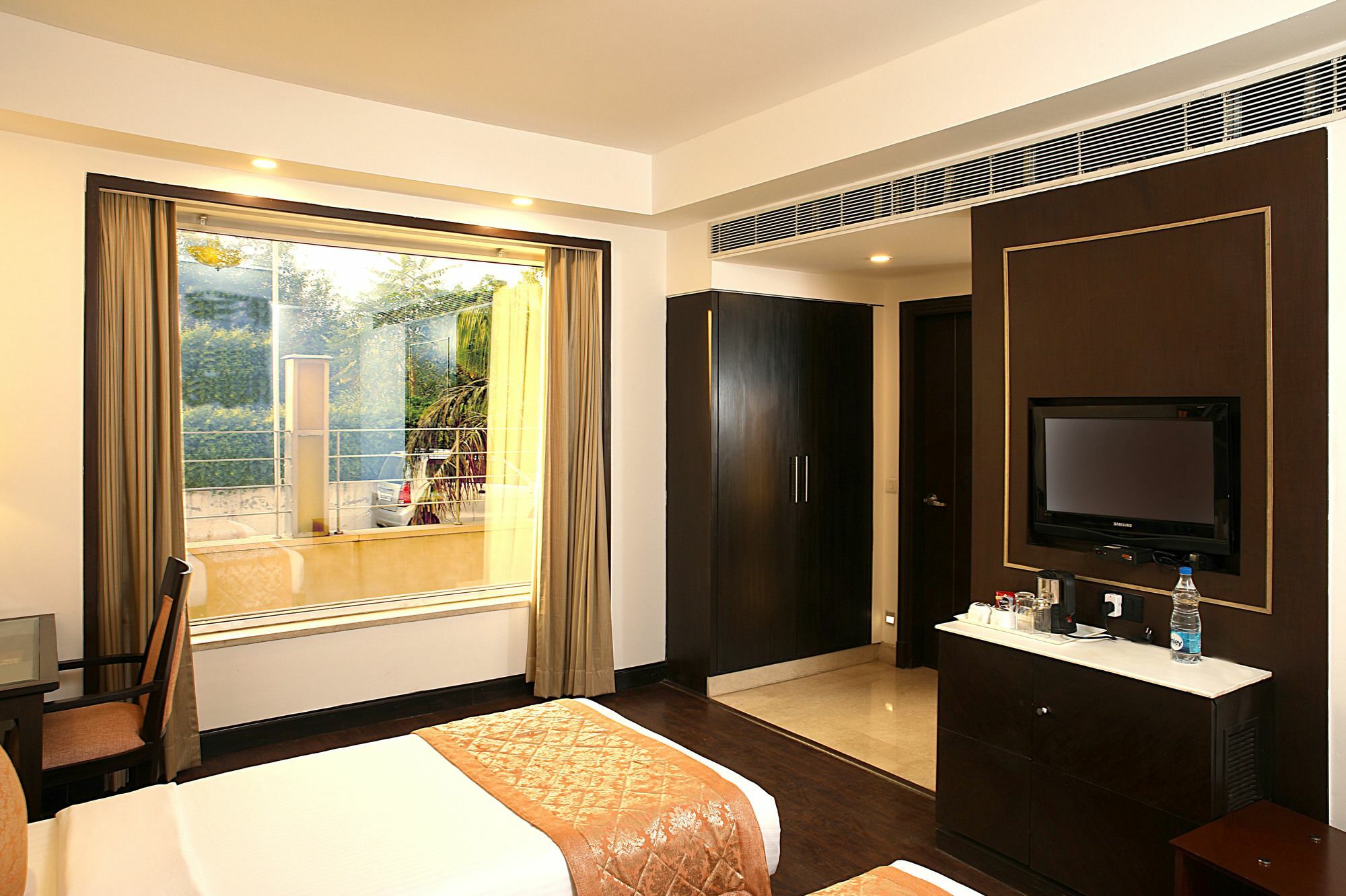 Inde Hotel Vista Woods Huda City Centre, グルガウン エクステリア 写真