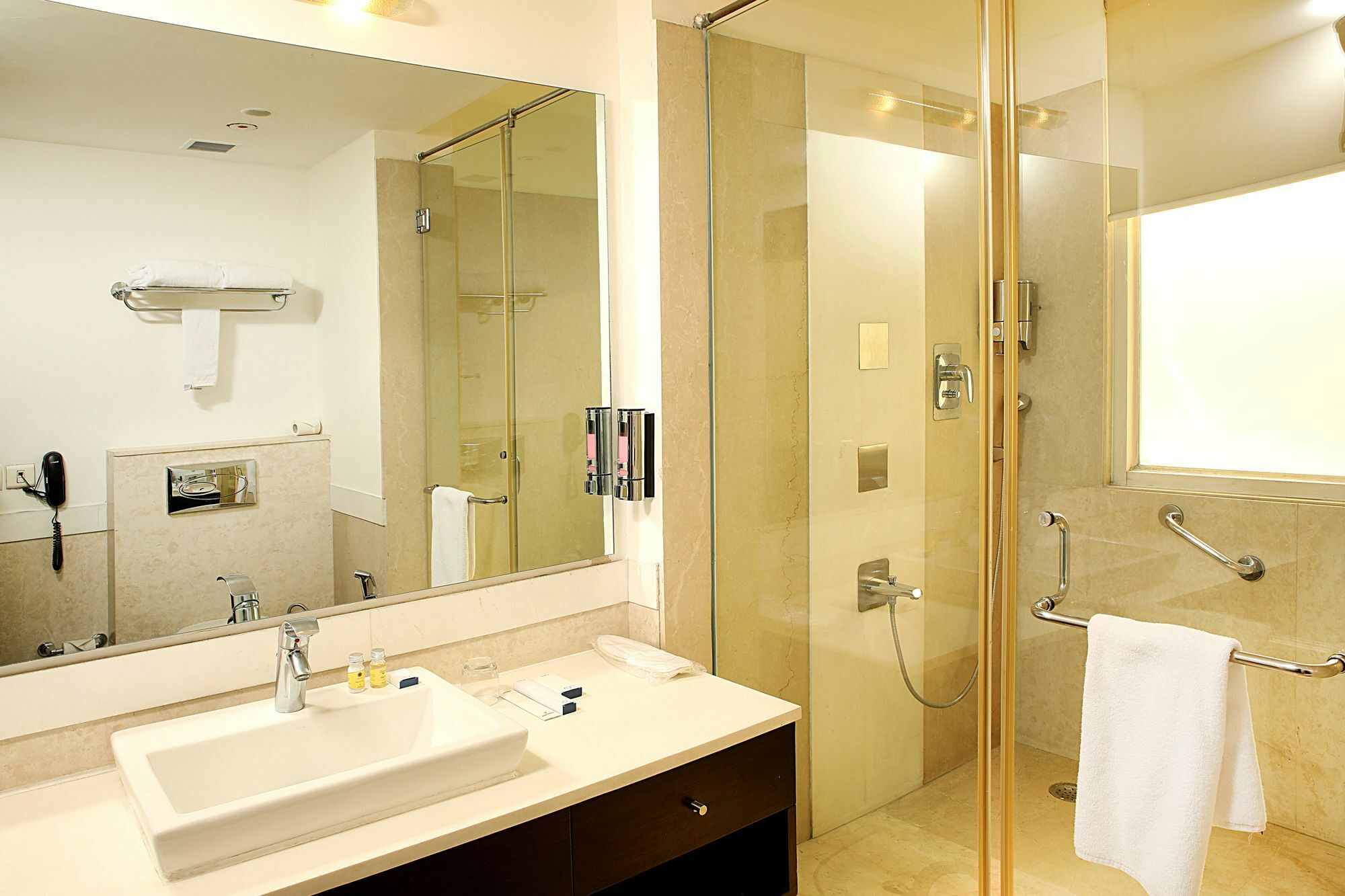 Inde Hotel Vista Woods Huda City Centre, グルガウン エクステリア 写真