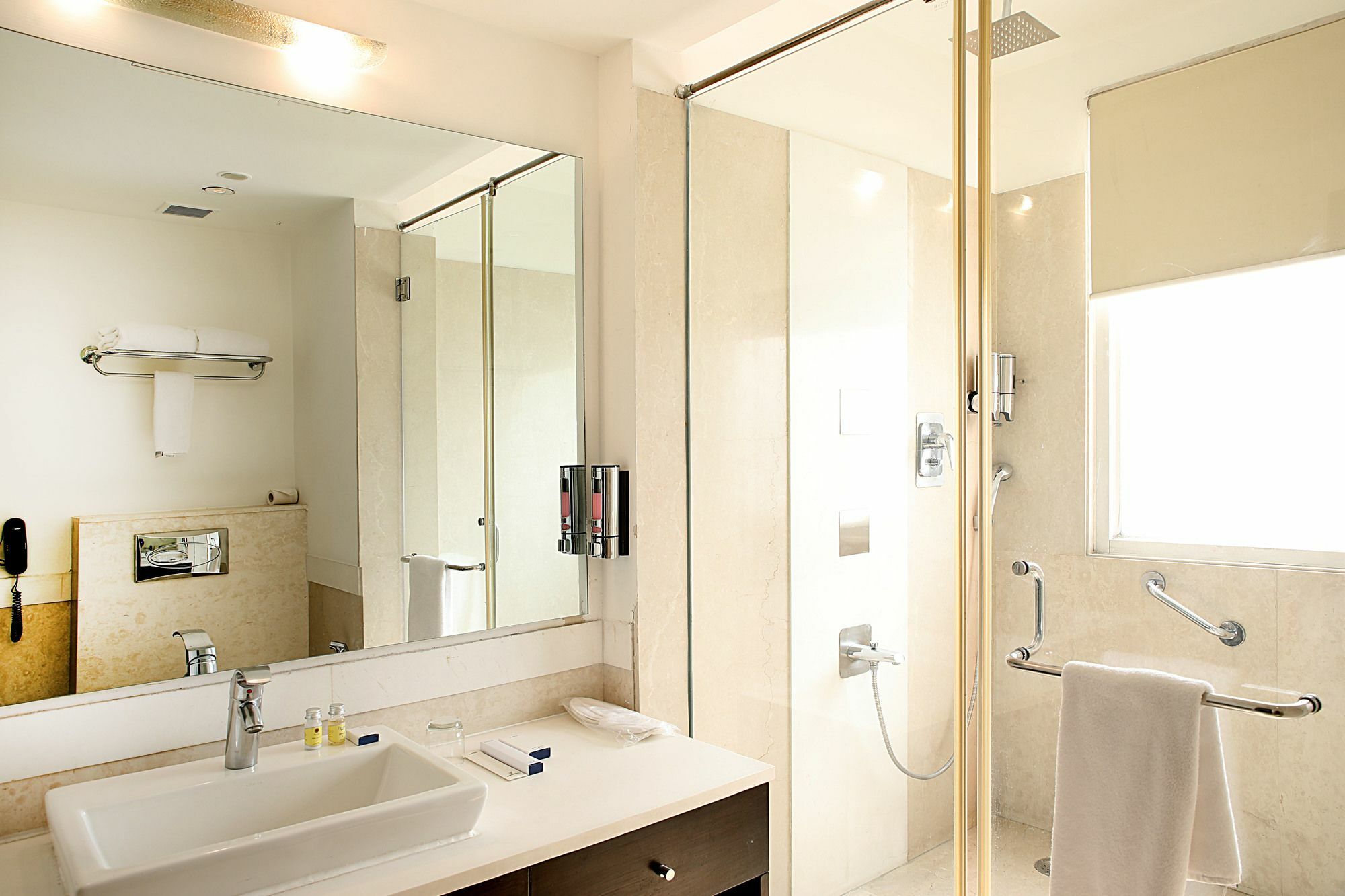 Inde Hotel Vista Woods Huda City Centre, グルガウン エクステリア 写真